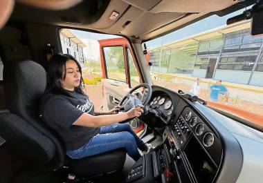 Apenas el 13.5 por ciento de quienes operan tractocamiones en el País, son mujeres.