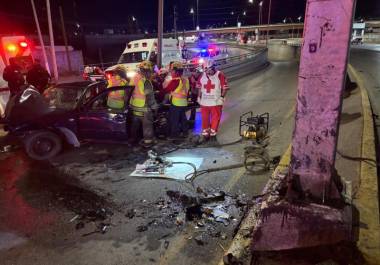 El Cuerpo de Bomberos utilizó las “quijadas de la vida” para liberar a los sobrevivientes, quienes fueron trasladados al Hospital General con pronóstico reservado.