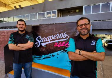 Carlos Flores y Víctor Vizcarra han sido piezas clave en la consolidación de En el Dugout de los Saraperos, el espacio que fortaleció la conexión entre la Nave Verde y su afición.