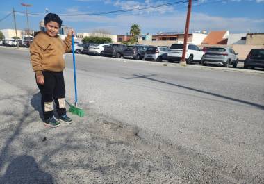 Mateo, alumno de tercer grado, rellenó un bache en el estacionamiento de su escuela como parte del Kindness Challenge.