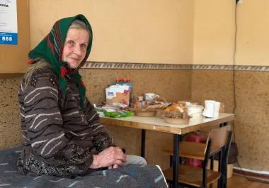 Nina Ivanova en un centro de evacuación en Sloviansk, Ucrania. Ella y sus hijas se arriesgaron y emprendieron la marcha, como lo han hecho otros ucranianos antes que ellas a lo largo de la línea del frente.