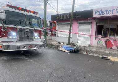 El cuerpo quedó tendido en la acera contraria.