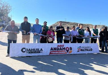 El alcalde Javier Díaz González encabezó la entrega de cinco vialidades pavimentadas en la colonia Las Margaritas, al poniente de Saltillo.