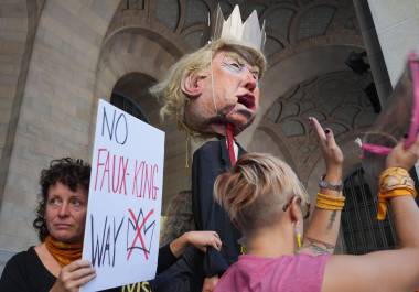 Manifestantes portan una efigie del presidente Donald Trump durante una protesta “No Kings” en el centro de Pittsburgh, el sábado 18 de octubre de 2025.
