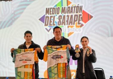 Autoridades municipales y organizadores presentaron los detalles del Medio Maratón del Sarape 2026 en rueda de prensa.