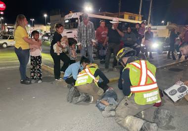 Paramédicos atendieron al niño que resultó con lesiones.