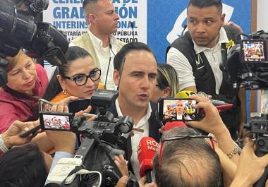 El gobernador Manolo Jiménez llama a los precandidatos a privilegiar el interés común y mantener un ambiente de respeto y diálogo.