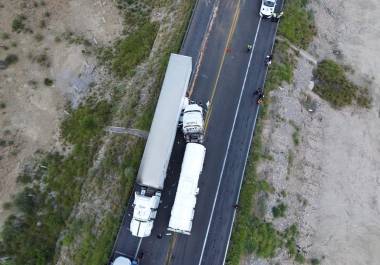 La vialidad estuvo cerrada debido al aparatoso accidente.