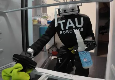 Por el momento, Tau Robotics puso en marcha los servicios de robots humanoides como Chelsea y Elon que realizan tareas domésticas tales como pasar la aspiradora o limpiar las encimeras de la cocina.