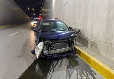 Impacto. El conductor, quien resultó ileso, señaló que perdió el control del auto cuando ingresó al paso a desnivel del puente de Valle Dorado.