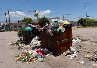 Contenedores saturados y residuos acumulados forman parte de los reportes ciudadanos sobre el servicio de recolección en Monclova.