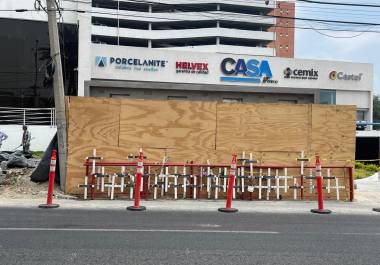 El memorial sustituirá las 52 cruces que fueron colocadas por los familiares de las víctimas del ataque incendiario