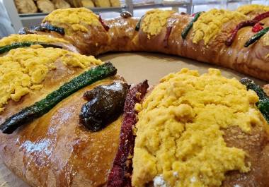 Panaderías y supermercados registran incrementos constantes en el costo de la rosca de Reyes, tanto en su versión tradicional como en la rellena.