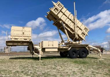 Un lanzador móvil de misiles Patriot se exhibe en el exterior de la base militar de Fort Sill, cerca de Lawton, Oklahoma, el 21 de marzo de 2023.