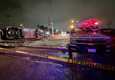 El camión de transporte de personal quedó volcado sobre su costado derecho tras ser impactado por el tren, dejando a varias personas atrapadas y generando una intensa movilización de emergencia.