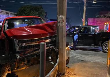 El accidente ocurrió durante la noche en el cruce de las calles Matamoros y Múzquiz, en la Zona Centro de Saltillo.