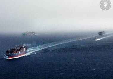 Buques mercantes transitan por el mar Rojo bajo la protección de la fragata italiana BERGAMINI, como parte de la operación de la Unión Europea EUNAVFOR Aspides en el mar Rojo, el océano Índico y el Golfo.