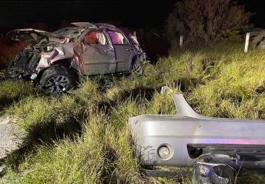 Una camioneta GMC Yukon gris terminó sobre la terracería tras salir del camino y dar varias volteretas en la carretera Saltillo-Torreón.