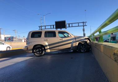 Automóvil queda cruzado en Periférico tras choque