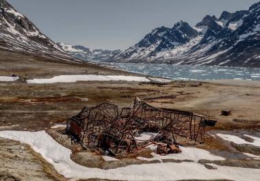 Restos de antiguas instalaciones militares en Groenlandia; durante la Segunda Guerra Mundial y la Guerra Fría, Estados Unidos llegó a operar más de una decena de bases en la isla.