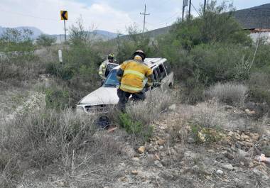 El conductor huyó del lugar dejando la unidad y el resto de los tripulantes abandonados.