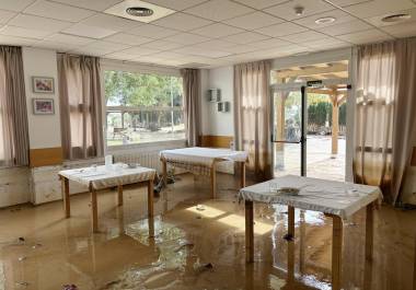 Comida dejada en una mesa dentro de la residencia de ancianos Savia, donde seis de los residentes de la instalación murieron en una inundación en Paiporta, cerca de Valencia, España, en octubre de 2024. Más de 60 personas murieron cuando las aguas de la inundación arrasaron Paiporta, España, arrasando gran parte de la ciudad y cubriendo lo que quedaba de barro y escombros.