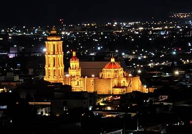 La luz dorada de las tardes otoñales resalta los detalles arquitectónicos en cantera de la Catedral de Santiago y las fachadas icónicas del centro.
