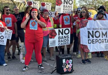 La ‘influencer’ mexicana Karla Toledo (i), en un evento en contra de los arrestos y deportaciones, en el Centro Comunitario en Tucson, Arizona.