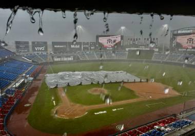 El terreno del Walmart Park quedó sin condiciones para jugar tras la tormenta que cayó sobre Monterrey.