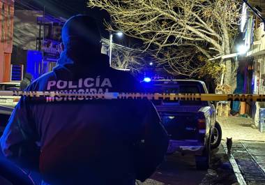 Autoridades y paramédicos confirmaron el fallecimiento del hombre al momento de su hallazgo en un árbol