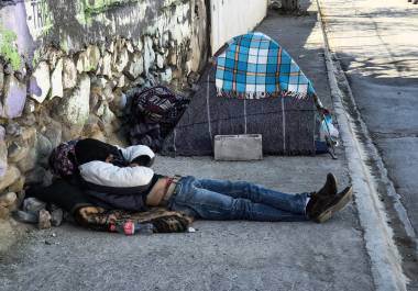 Algunos centroamericanos duermen en las banquetas aledañas a la Casa del Migrante.