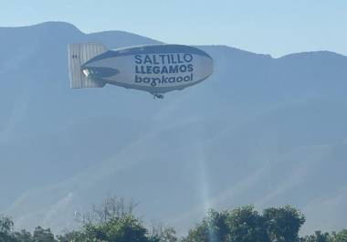 Usuarios de redes sociales compartieron imágenes del dirigible de Bankaool, que recorrió los sectores de Saltillo. FOTO: CORTESÍA
