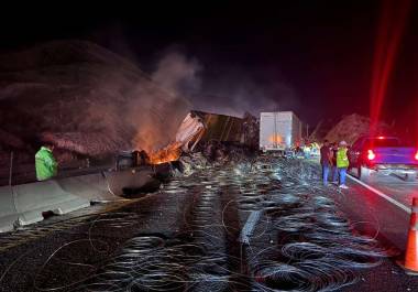 Un accidente con varias unidades pesadas y un tráiler incendiado mantiene cerrada la autopista Monterrey-Saltillo, mientras Guardia Nacional y Protección Civil atienden la zona