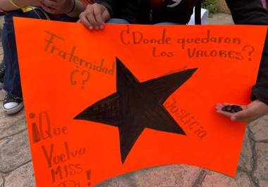 Con pancartas los alumnos mostraron su apoyo a la profesora Dinorah Garza | Foto: Cortesía