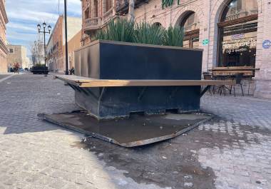 Los escalones rotos en la Plaza Nueva Tlaxcala y la bandeja metálica fuera de su lugar en Paseo Capital, ambos en el Centro Histórico de Saltillo, fueron observados durante el recorrido realizado este viernes.