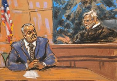 Reproducción fotográfica de un dibujo realizado por la artista Jane Rosenberg del exsecretario de Seguridad Pública mexicano, Genaro García Luna, durante un juicio en el Tribunal Federal de Brooklyn en Nueva York.