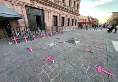 Cruces rosas y veladoras fueron colocadas frente a Palacio de Gobierno durante la velada convocada por familiares y colectivas feministas.