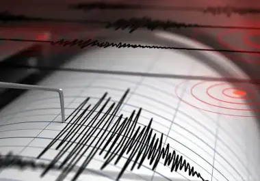 Un potente terremoto de magnitud 7.7 sacudió este viernes la costa de Indonesia, informó el Servicio Geológico de Estados Unidos (USGS).