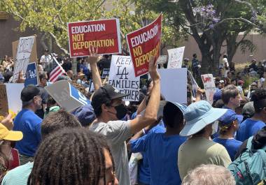 El Gobierno del presidente estadounidense Donald Trump ha decidido pausar su campaña de redadas a discreción contra migrantes en determinados ámbitos, ante su aparente preocupación por la creciente impopularidad de estos métodos, según adelantó este viernes el diario The New York Times.