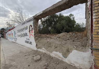 Familiares de la propietaria denunciaron que personas ajenas derribaron parte de la barda del inmueble ubicado en la calle Evaristo Madero 921, en el centro de Saltillo.