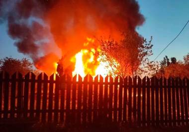 Foto sacada del canal de Telegram del gobernador de la región de Moscú, Andrei Vorobyev, que muestra una casa incendiada tras un ataque ucraniano en Khimki, en las afueras de Moscú.