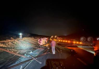 El accidente mantiene cerrada la circulación en dirección a Saltillo, afectando el tránsito desde la madrugada de este viernes.