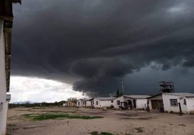 El hombre fue localizado sin vida después de una tormenta eléctrica registrada en comunidades rurales al sur de Saltillo; la FGE investiga la causa del fallecimiento.