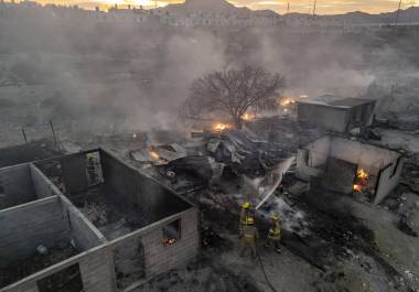 Un incendio en Las Isabeles, al sur de Saltillo, dejó varias familias sin un hogar.