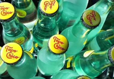 El desabasto de agua mineral Topo Chico ha generado especulaciones, atribuyéndolo tanto a problemas logísticos como a la crisis hídrica en el cerro del mismo nombre.