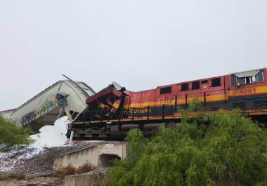 El impacto ocurrió cuando una de las unidades ferroviarias se encontraba detenida y fue alcanzada por otro tren, lo que provocó la movilización de cuerpos de emergencia.