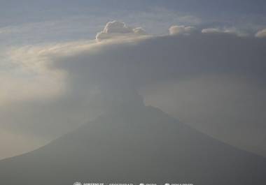 El Aeropuerto Internacional de la Ciudad de México informó que algunas aerolíneas han cancelado vuelos ante la reciente actividad del volcán Popocatépetl.