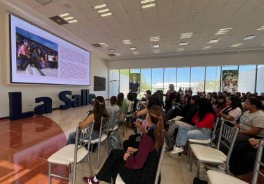 Durante su intervención, reflexionó sobre el sentido del feminismo y la necesidad de generar conciencia entre las nuevas generaciones sobre las desigualdades que enfrentan las mujeres.