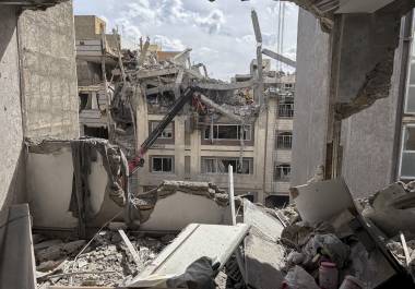 Edificios residenciales destruidos tras los ataques aéreos estadounidenses e israelíes en Teherán, Irán, el 27 de marzo de 2026.
