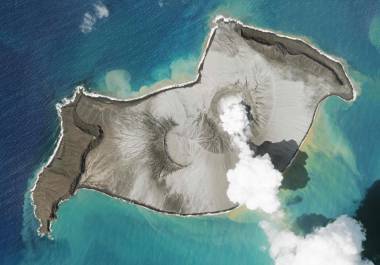 En esta fotografía satelital tomada por Planet Labs PBC, puede verse una columna de ceniza y gas que se eleva de una isla creada por el volcan submarino Hung Tonga Hunga Ha’apai. FOTO: PLANET LABS PBC/AP